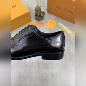 Louis Vuitton (LV) Элегантные кожаные туфли для делового стиля. Р