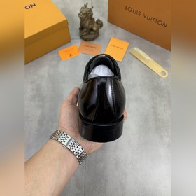 Louis Vuitton (LV) Элегантные кожаные туфли для делового стиля. Р