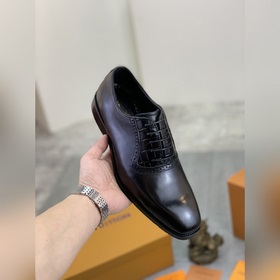 Louis Vuitton (LV) Элегантные кожаные туфли для делового стиля. Р
