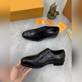 Louis Vuitton (LV) Элегантные кожаные туфли для делового стиля. Р
