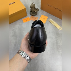 Louis Vuitton (LV) Элегантные кожаные туфли для делового стиля. Р