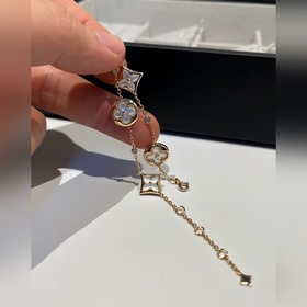 LV Color Blossom серия Браслет с четырьмя белыми жемчужинами Изго