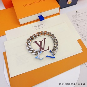 Этот браслет LV Chain с яркими эмалевыми буквами LV привлекает вн