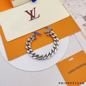 Этот браслет LV Chain с яркими эмалевыми буквами LV привлекает вн