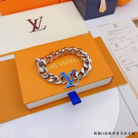 Этот браслет LV Chain с яркими эмалевыми буквами LV привлекает вн