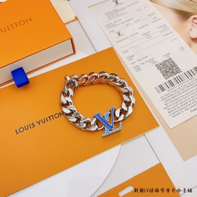 Этот браслет LV Chain с яркими эмалевыми буквами LV привлекает вн