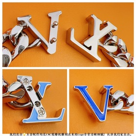 Этот браслет LV Chain с яркими эмалевыми буквами LV привлекает вн