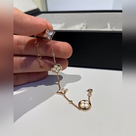 Браслет LV Color Blossom с четырьмя белыми жемчужинамиз золота V.