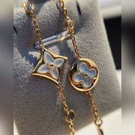Браслет LV Color Blossom с четырьмя белыми жемчужинамиз золота V.