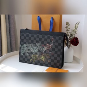 N64605 Эта сумка Pochette Voyage с мотивом печати Louis Vuitton