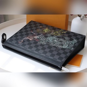 N64605 Эта сумка Pochette Voyage с мотивом печати Louis Vuitton