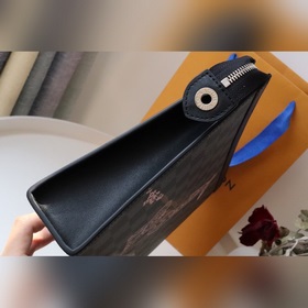 N64605 Эта сумка Pochette Voyage с мотивом печати Louis Vuitton 
