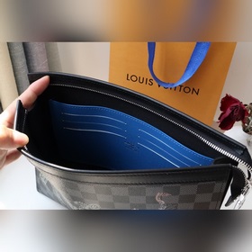 N64605 Эта сумка Pochette Voyage с мотивом печати Louis Vuitton 