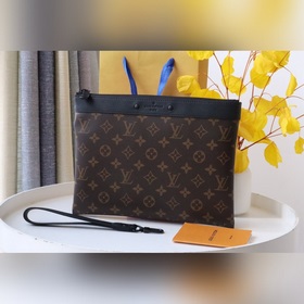 Новая сумка Pochette To-Go M81569 изготовлена из ткани Monogram E