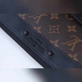 Новая сумка Pochette To-Go M81569 изготовлена из ткани Monogram E
