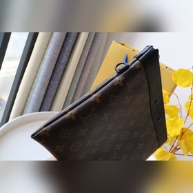 Новая сумка Pochette To-Go M81569 изготовлена из ткани Monogram E