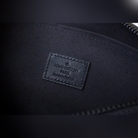 Новая сумка Pochette To-Go M81569 изготовлена из ткани Monogram E