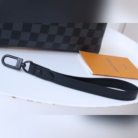 Изготовлен из ткани Monogram Eclipse, с заклепками, которые подче