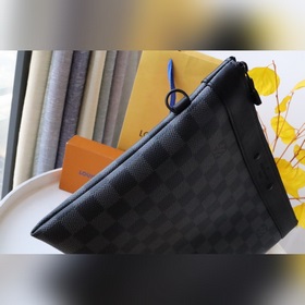 Изготовлен из ткани Monogram Eclipse, с заклепками, которые подче