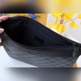 Изготовлен из ткани Monogram Eclipse, с заклепками, которые подче