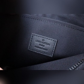 Изготовлен из ткани Monogram Eclipse, с заклепками, которые подче