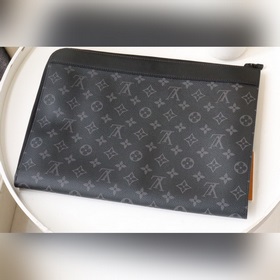 Pochette Jour Сумочка M82074 Черный Подходит для ноутбука. Модель