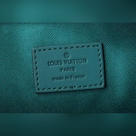 M82271 Зеленый Сумка «Takeoff» из кожи LV Aerogram идеально подх