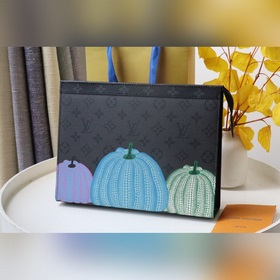 m81973 Тыква LV x YK Pochette Voyage клатч с изображением знаков