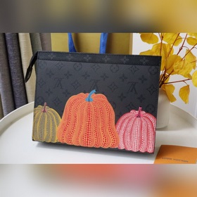 m81973 Тыква LV x YK Pochette Voyage клатч с изображением знаков