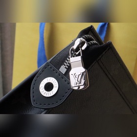 m81973 Тыква LV x YK Pochette Voyage клатч с изображением знаков