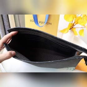 m81973 Тыква LV x YK Pochette Voyage клатч с изображением знаков
