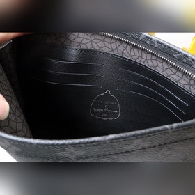 m81973 Тыква LV x YK Pochette Voyage клатч с изображением знаков
