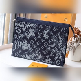 M80026 Эта модель Pochette Voyage изготовлена из ткани Monogram
