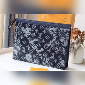 M80026 Эта модель Pochette Voyage изготовлена из ткани Monogram 
