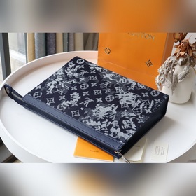 M80026 Эта модель Pochette Voyage изготовлена из ткани Monogram 