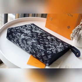 M80026 Эта модель Pochette Voyage изготовлена из ткани Monogram 