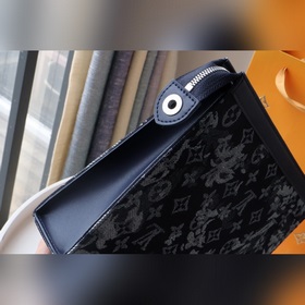 M80026 Эта модель Pochette Voyage изготовлена из ткани Monogram 