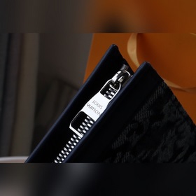 M80026 Эта модель Pochette Voyage изготовлена из ткани Monogram 