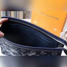 M80026 Эта модель Pochette Voyage изготовлена из ткани Monogram 