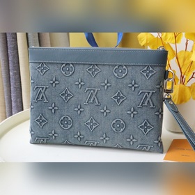 M82313 Новая модель «Pochette to Go» с текстурой, напоминающей ви