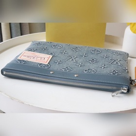 M82313 Новая модель «Pochette to Go» с текстурой, напоминающей ви