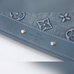 M82313 Новая модель «Pochette to Go» с текстурой, напоминающей ви