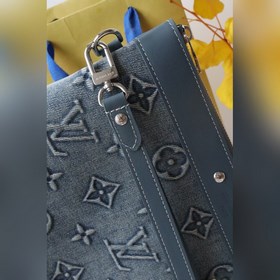 M82313 Новая модель «Pochette to Go» с текстурой, напоминающей ви
