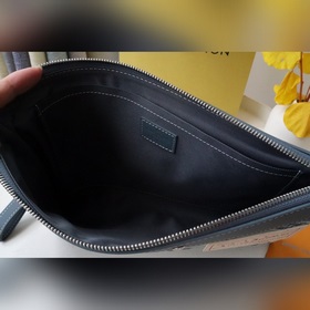 M82313 Новая модель «Pochette to Go» с текстурой, напоминающей ви