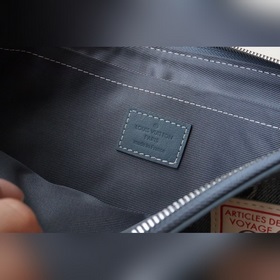 M82313 Новая модель «Pochette to Go» с текстурой, напоминающей ви