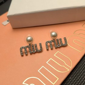 1880140  Z-модель miumiu серьги-гвоздики с буквамиз жемчуга и ки