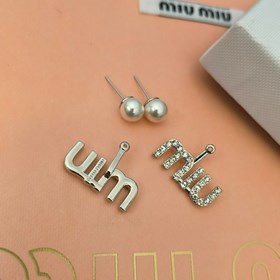 1880140  Z-модель miumiu серьги-гвоздики с буквамиз жемчуга и ки