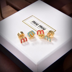 Миу серьги в форме буквы M. Все модные блогеры в Red Book рекомен