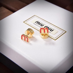 Миу серьги в форме буквы M. Все модные блогеры в Red Book рекомен