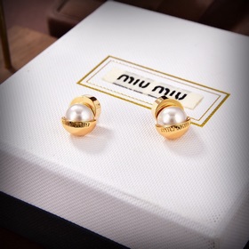 Miu буквальные серьги-гвоздики. Все модные блогеры в Red Book рек